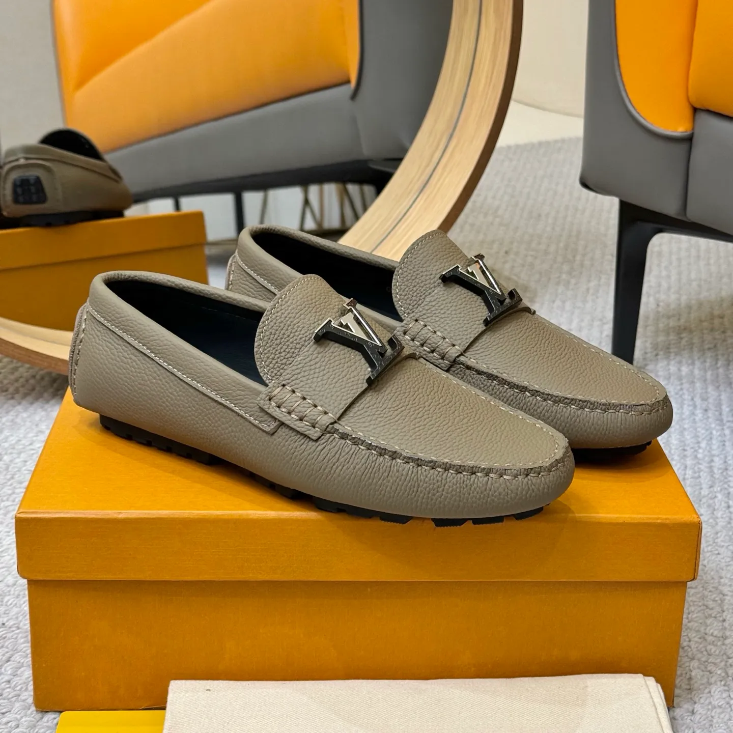 Men's men's shoes 💰420 (Yangli) LV 2⃣️0⃣️2⃣️5️⃣Spring and summer counter GLORIA series models ✈️Original factory special leather production, original last type. A classic driving slip-on casual shoe that shows an elegant style with exquisite craftsmanship details such as Monogram embossing all over the upper🌀Italian imported calfskin fabric Sheepskin foot pads➕Inside～Private mold replica sole Unique style Comfortable driving slip-on Size: 4-12 (38-46) Comes with [Counter packaging: original box, wrapping paper, card, instruction manual, shoehorn, cloth bag] No pressure to enter and leave the counter!